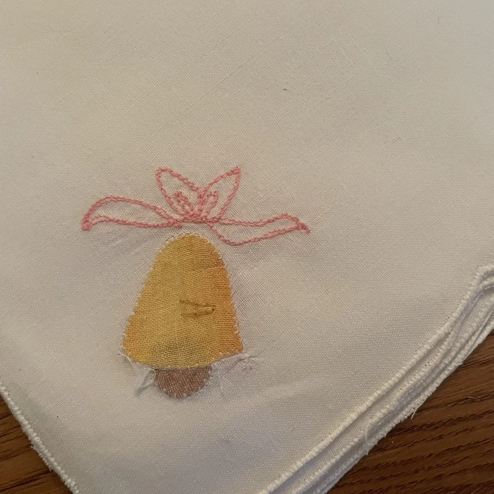 Set Of 8 Vintage Embroidered Bell Appliqué Napkins Cotton Blend Scalloped Edges